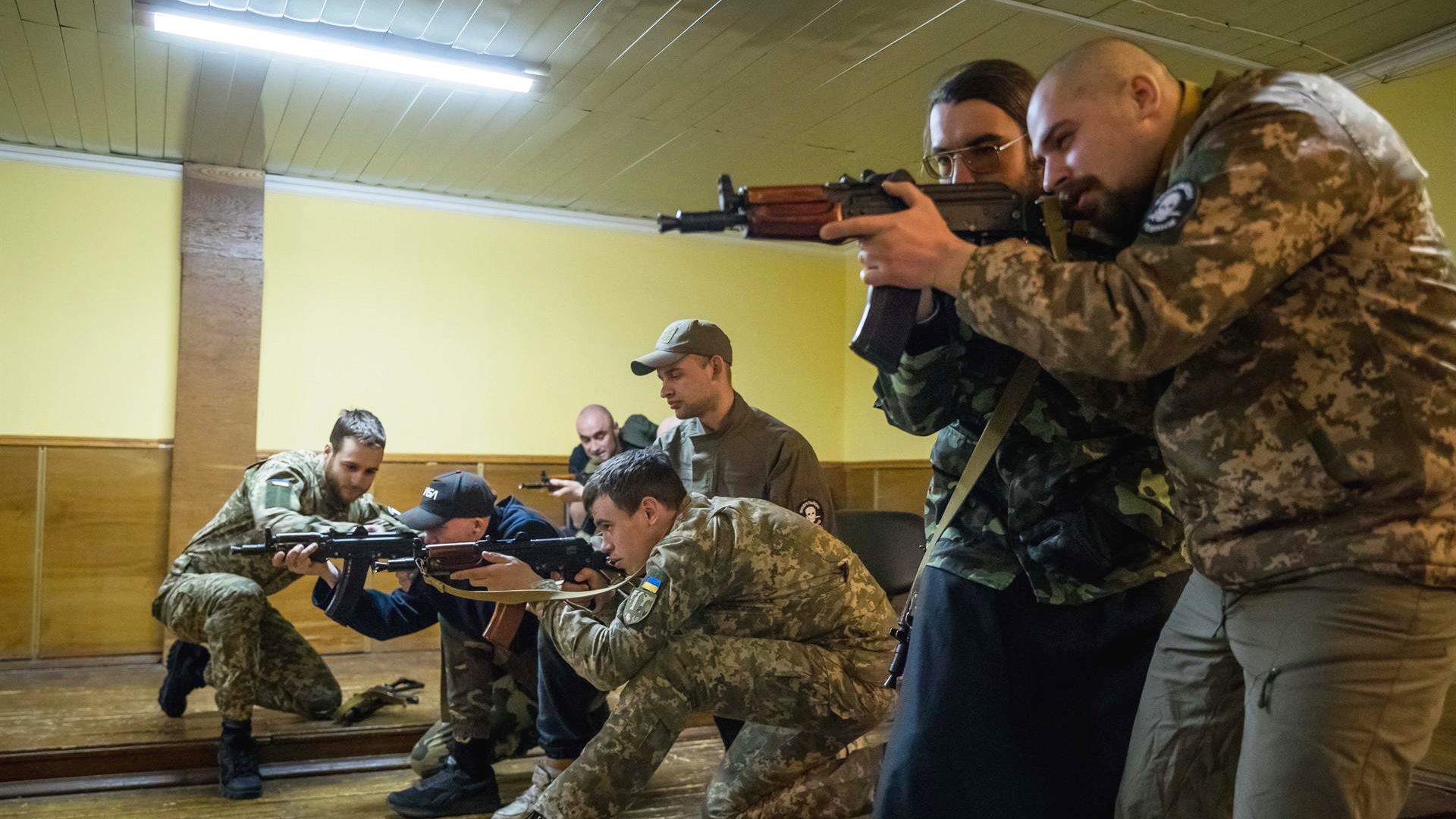 Clases militares exprés para luchar en el frente de batalla en Ucrania