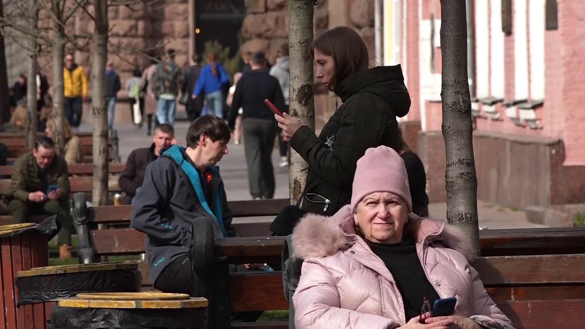 La vida vuelve a Kiev mientras la guerra se concentra en el este de Ucrania