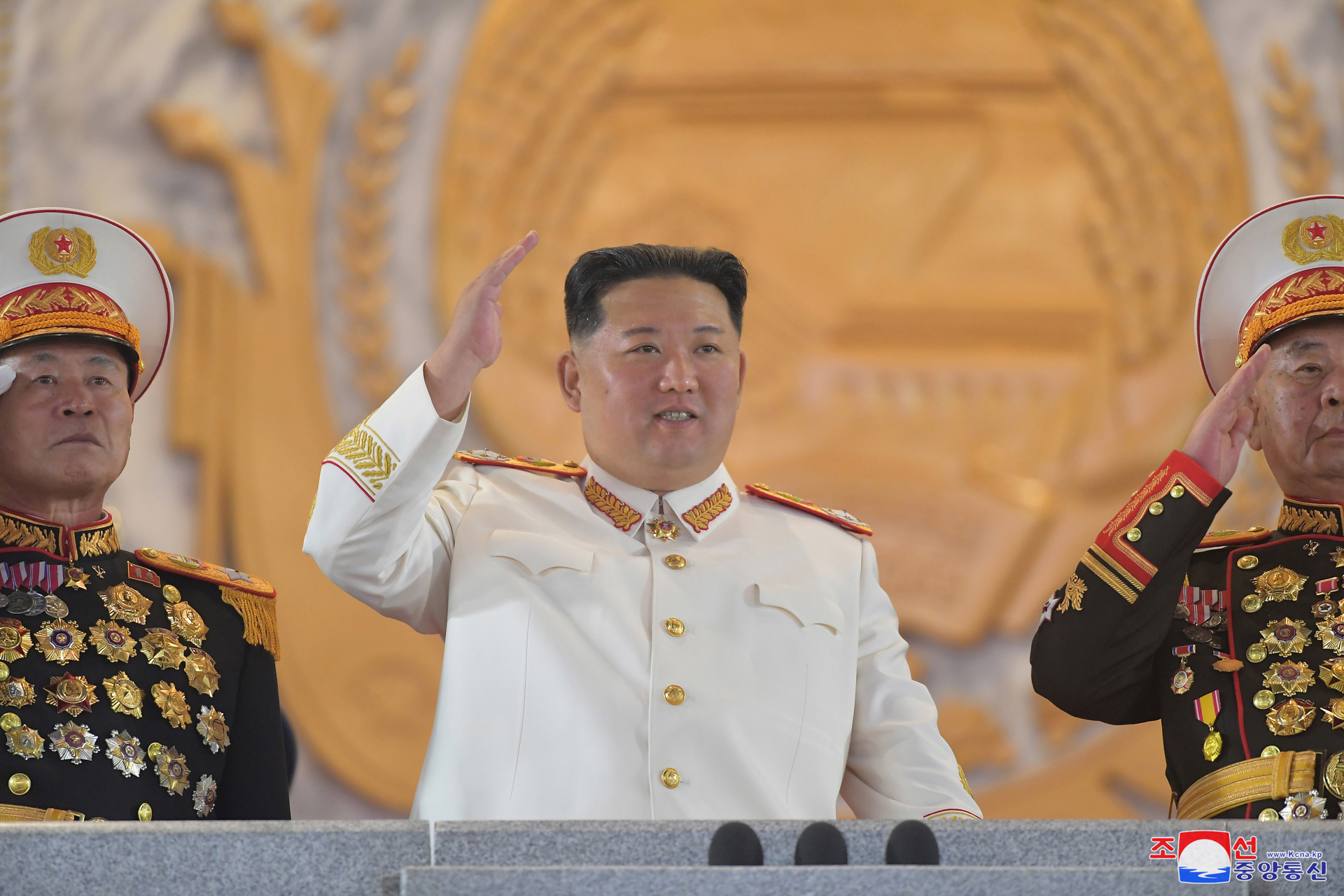 Kim Jong-un habla en un gran desfile de alcanzar capacidad nuclear disuasoria