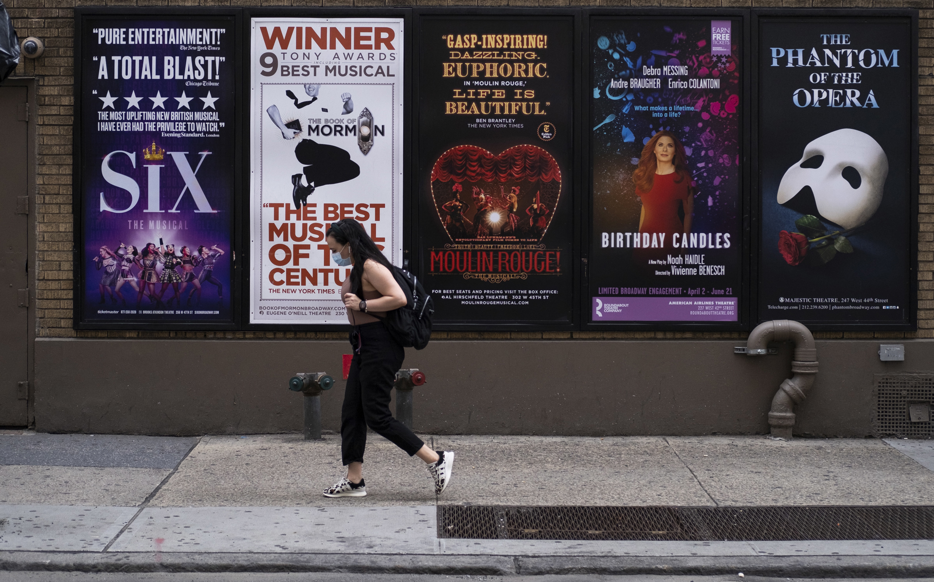 La mayoría de teatros de Broadway dejarán de exigir que el público esté vacunado