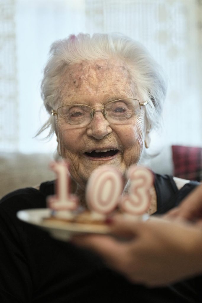 Lolita Laporta, la modelo más longeva de Balenciaga, cumple 103 años - lolita-laporta-festeja-su-103-cumpleanos-683x1024