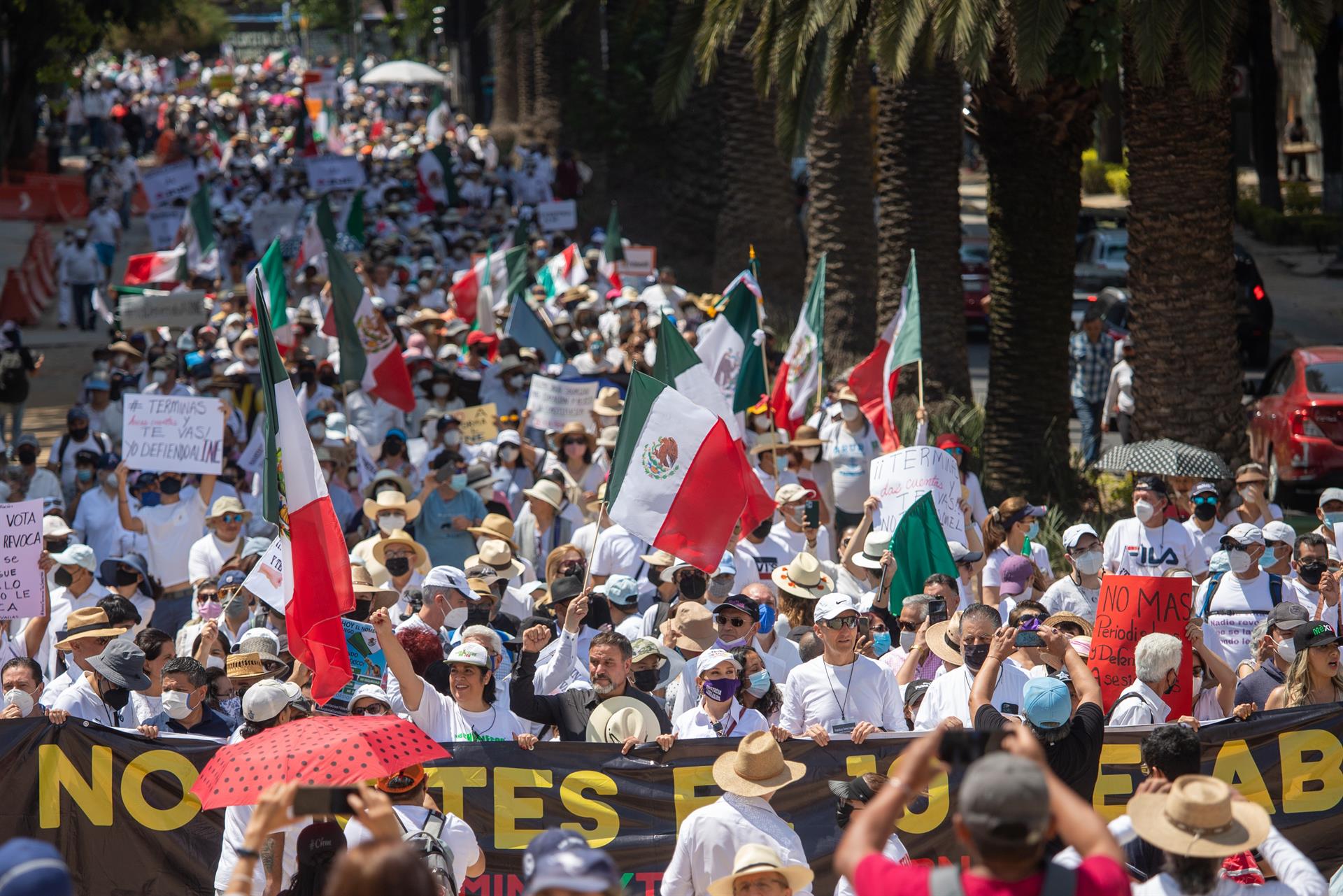 Большая часть населения мексики говорит на португальском. Лопес Обрадор Мадуро. Кризис в Мексике 2022. Марш в поддержку Лопеса Обрадора. Фото Лидер Мексика Иполитто.