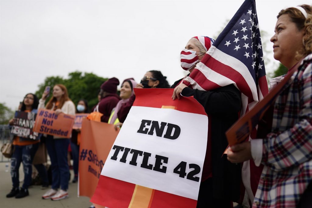 La tragedia humanitaria del "Permanecer en México" llega al Supremo de EE.UU. - manifestacion-en-eeuu-contra-el-programa-permanecer-en-mexico-1024x683
