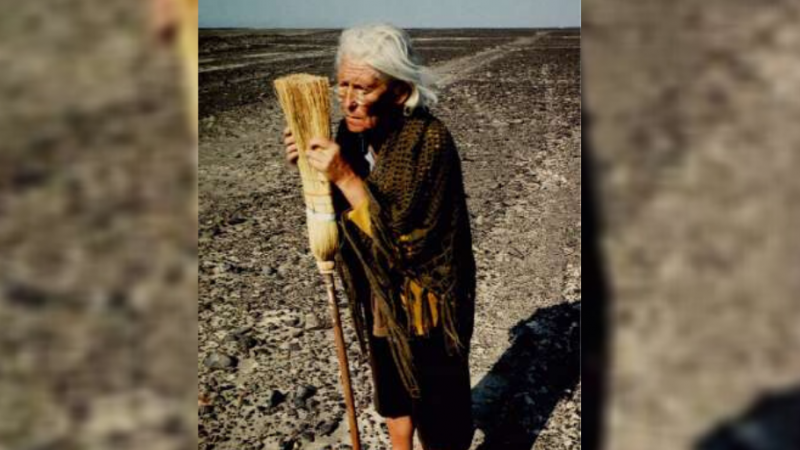 La loca de la escoba que barría el desierto