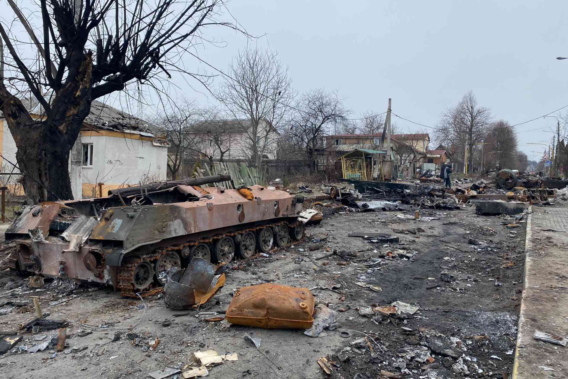 Un reguero de cadáveres y tanques quemados, las heridas de guerra en Bucha