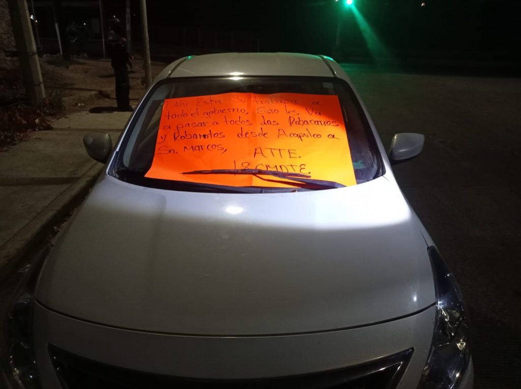 Abandonan en Acapulco cinco cadáveres al interior de auto - mensaje-de-advertencia-en-auto-con-cinco-cadaveres-en-la-cajuela-1024x765