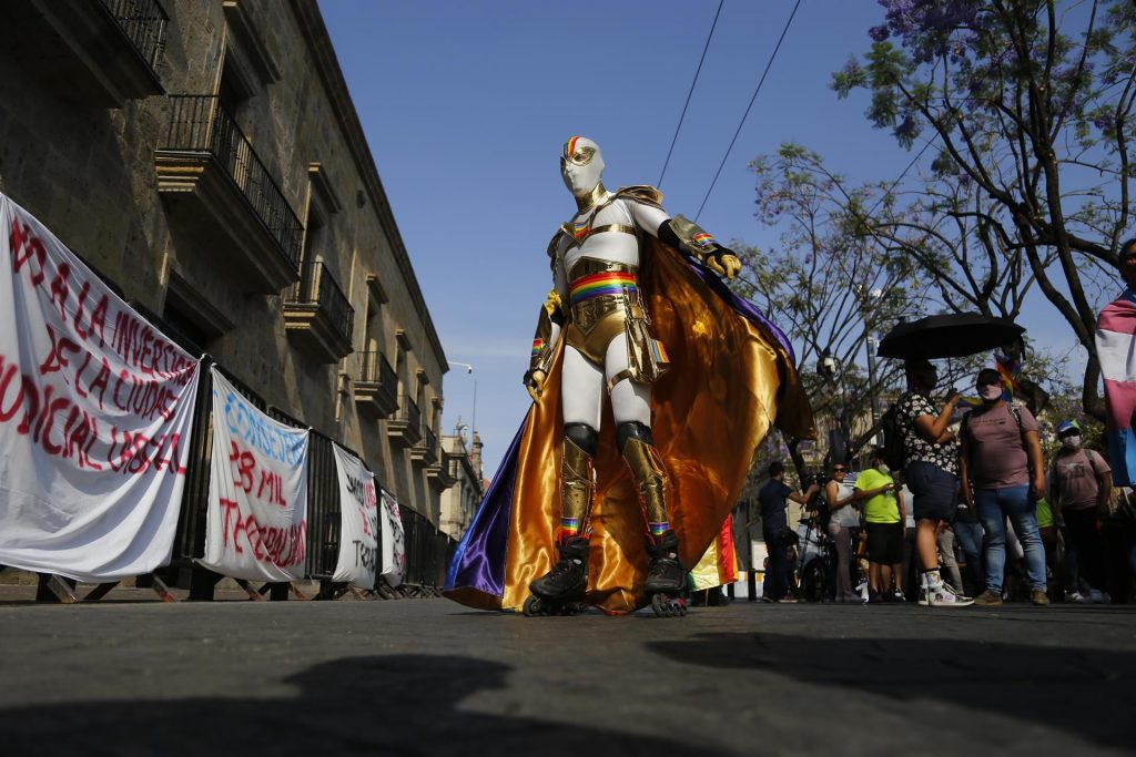 Jalisco aprueba el matrimonio igualitario y sanciona las terapias de conversión - miembro-de-colectivo-lgbt-afuera-del-congreso-de-jalisco-1024x683