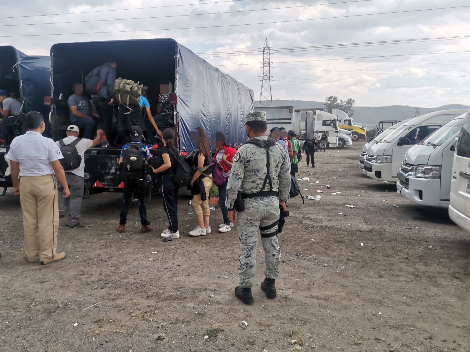 Localizan a 330 migrantes y detienen a 19 traficantes en autopista Puebla-Orizaba Localizan a 330 migrantes y detienen a 19 traficantes en autopista Puebla-Orizaba