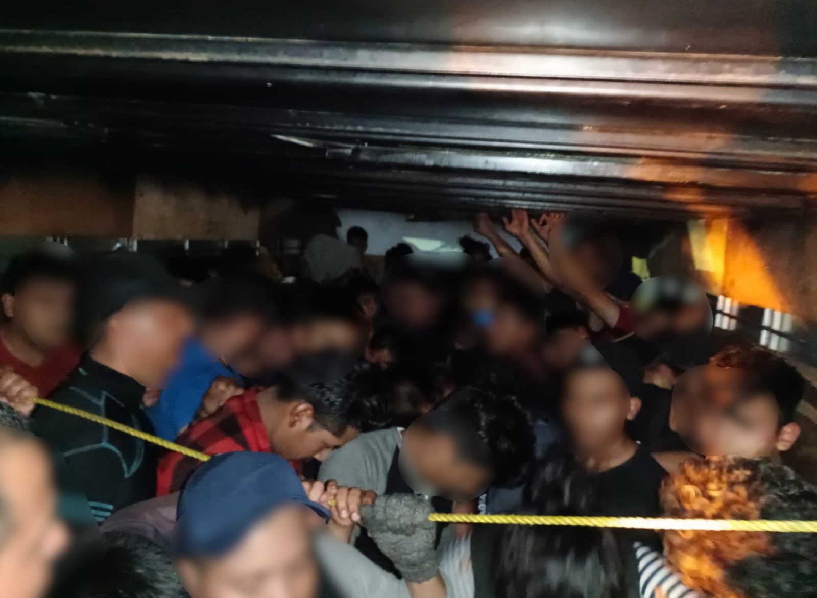 Hallan en Oaxaca a 72 migrantes hacinados dentro de vehículo de carga Hallan en Oaxaca a 72 migrantes hacinados dentro de vehículo de carga