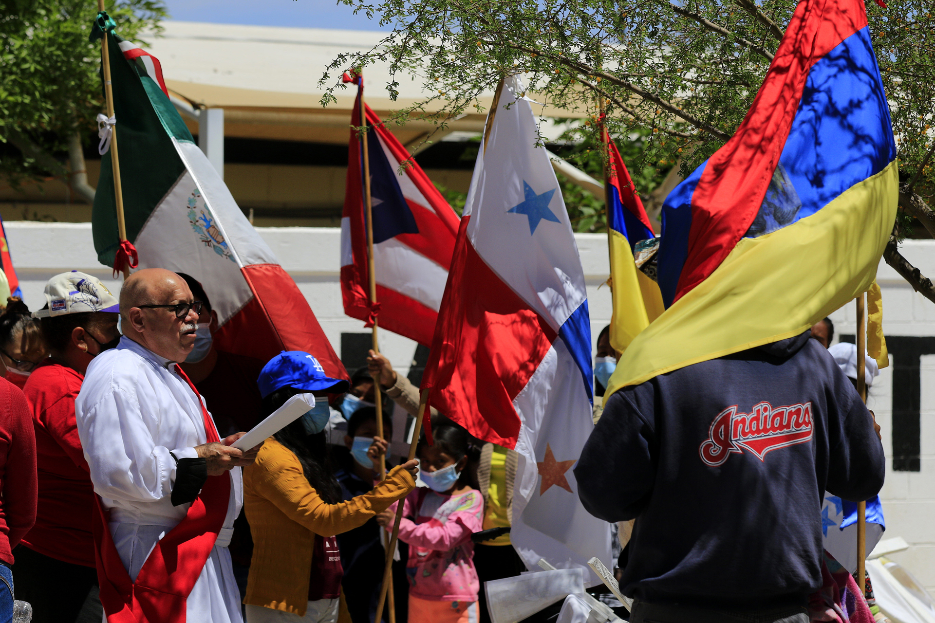 Migrantes recrean la Pasión de Cristo en la frontera de México con Estados Unidos