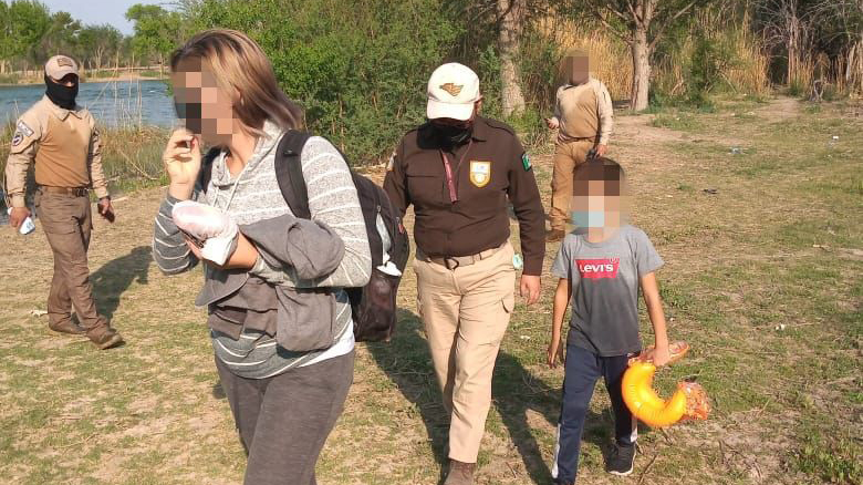 INM rescata en el río Bravo a migrante cubana y su hijo - migrantes-rescatados-por-el-inm-en-rio-bravo