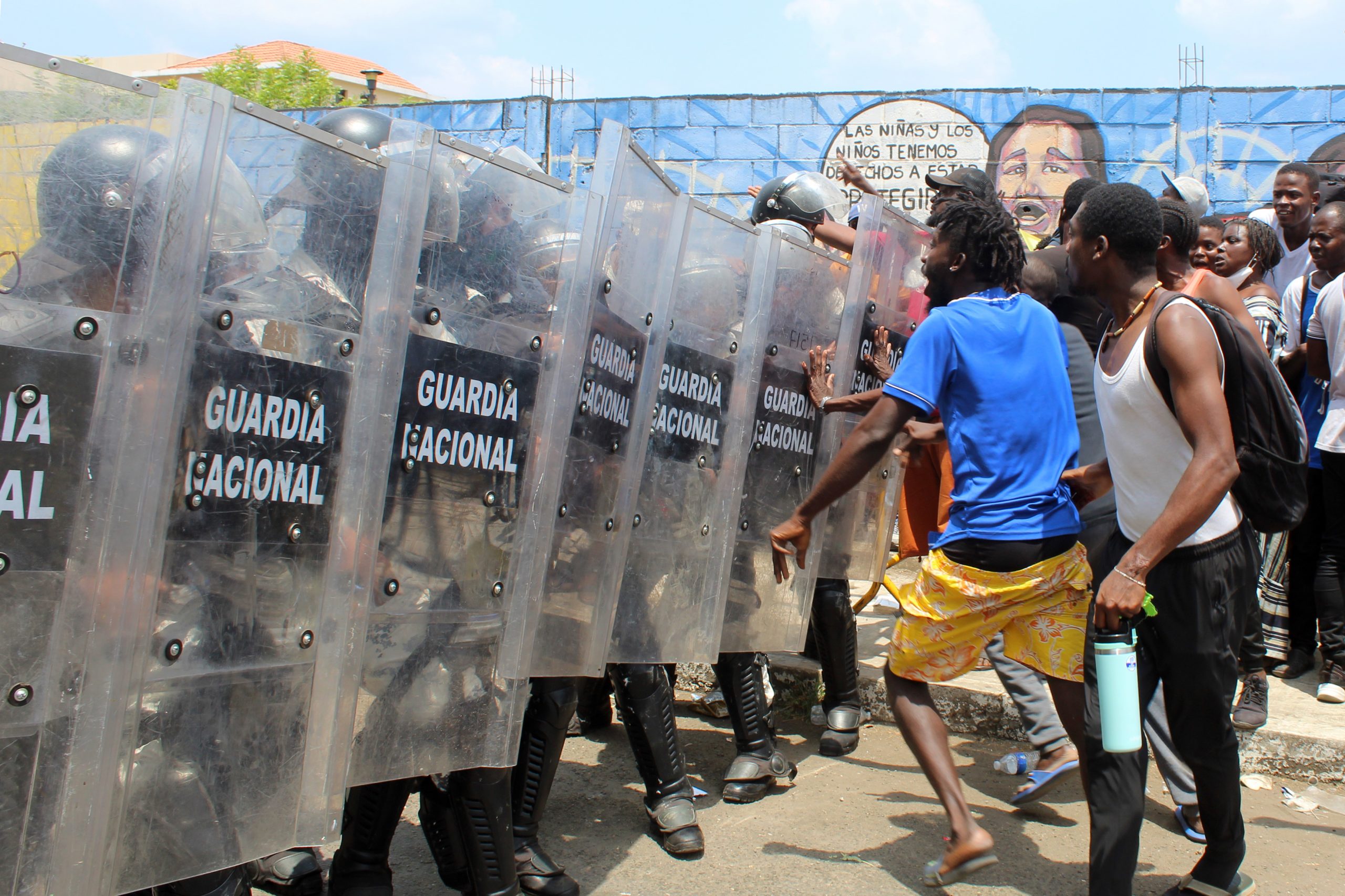 Migrantes de África y Haití se enfrentan en Tapachula