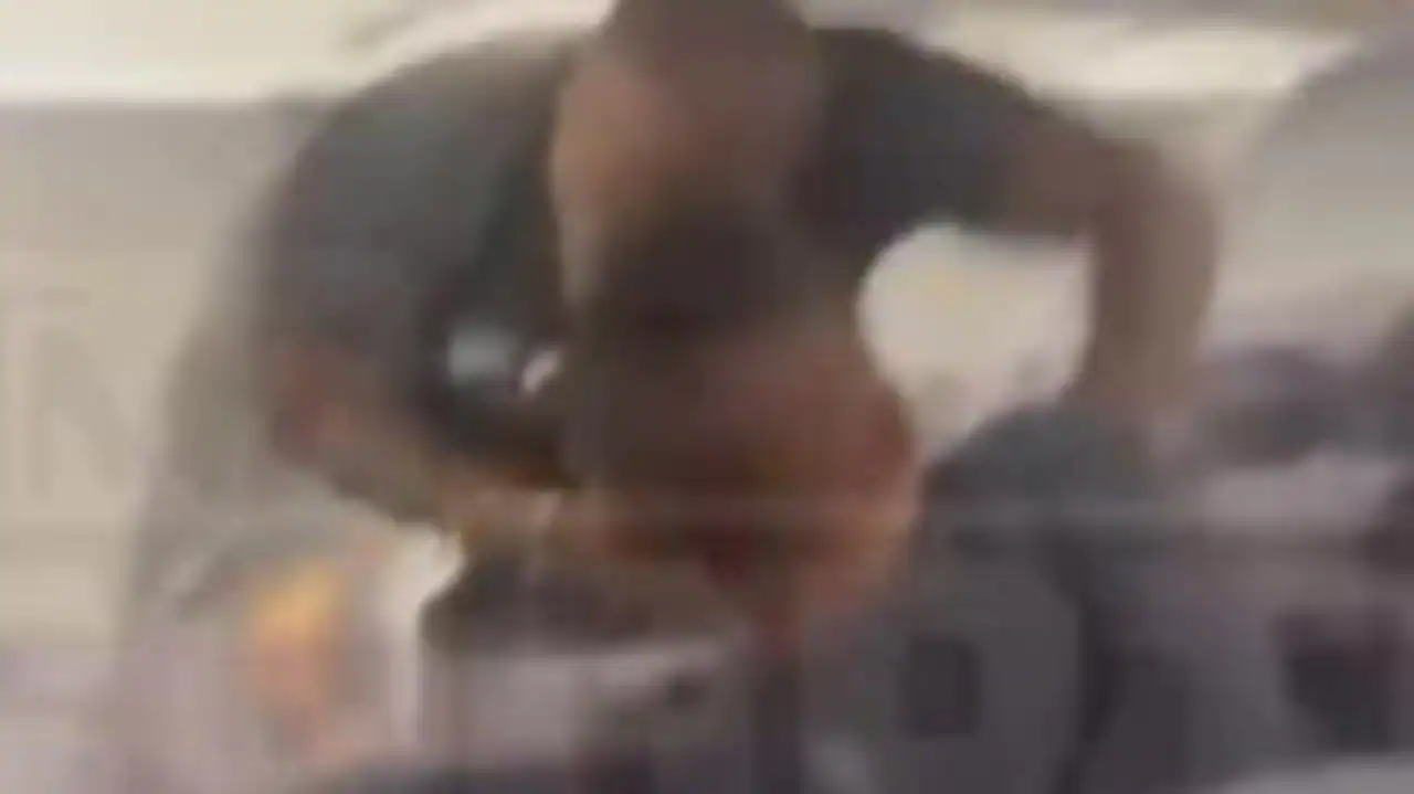 Mike Tyson golpea a pasajero molesto en un vuelo a Florida Mike Tyson golpea a pasajero molesto en un vuelo a Florida