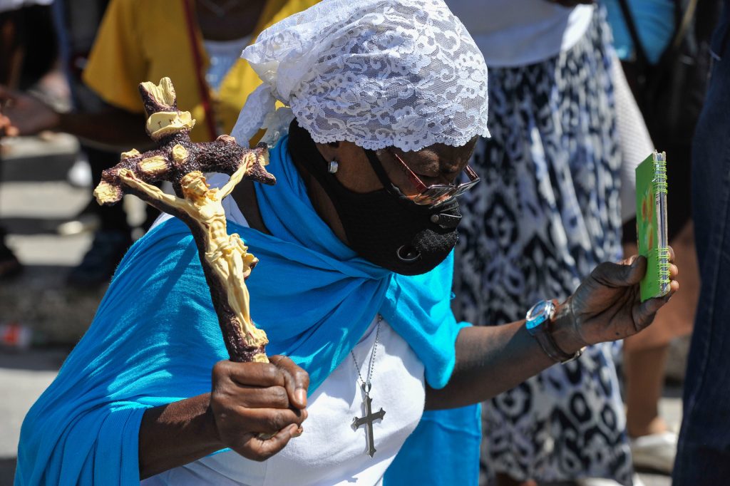 Haitianos celebran la Pasión de Cristo en medio de la crisis - miles-de-haitianos-celebran-la-pasion-de-cristo-en-medio-de-la-crisis-2-1024x682