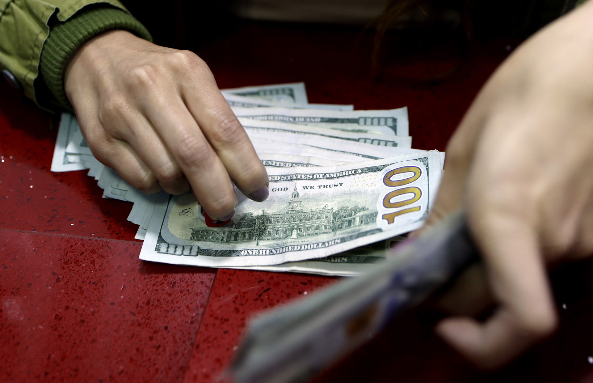 Monedas latinoamericanas con la balanza a su favor ante el dólar pero con cuidado