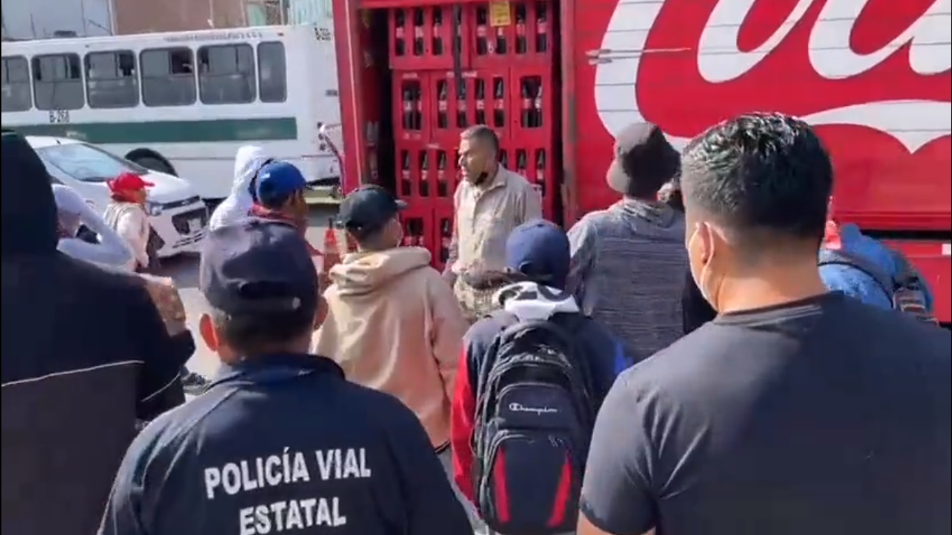 #Video Normalistas saquean camión de refrescos en Oaxaca; agreden a reportero por grabarlos #Video Normalistas saquean camión de refrescos en Oaxaca; agreden a reportero por grabarlos