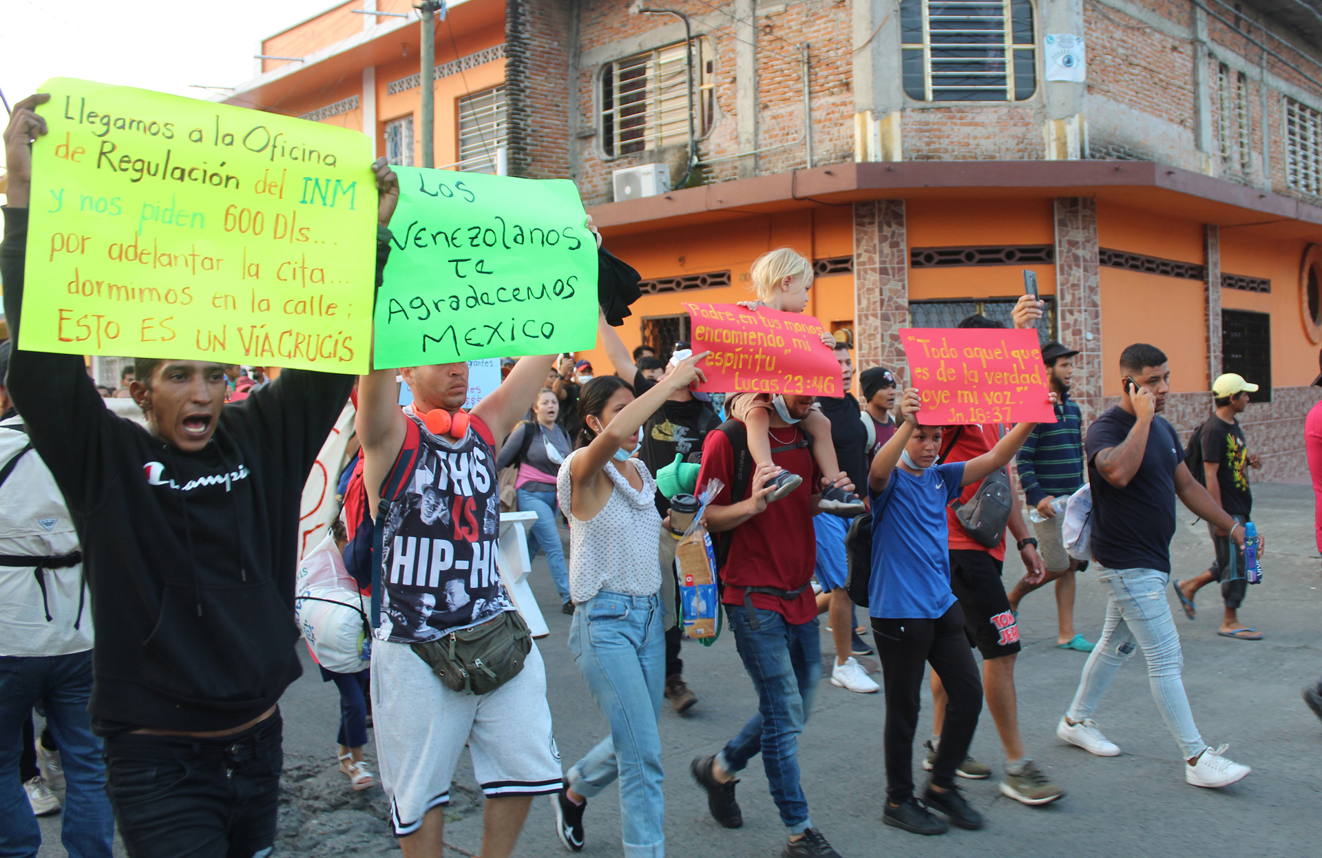 Cientos de migrantes en caravana acuerdan regularización con autoridades mexicanas