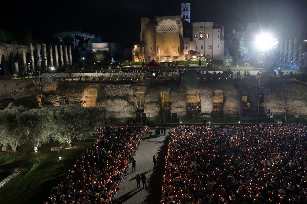 Papa Francisco implora la paz en un Vía Crucis marcado por Ucrania - papa-francisco-encabeza-el-via-crucis-de-viernes-santo-en-el-coliseo-de-roma-1024x682