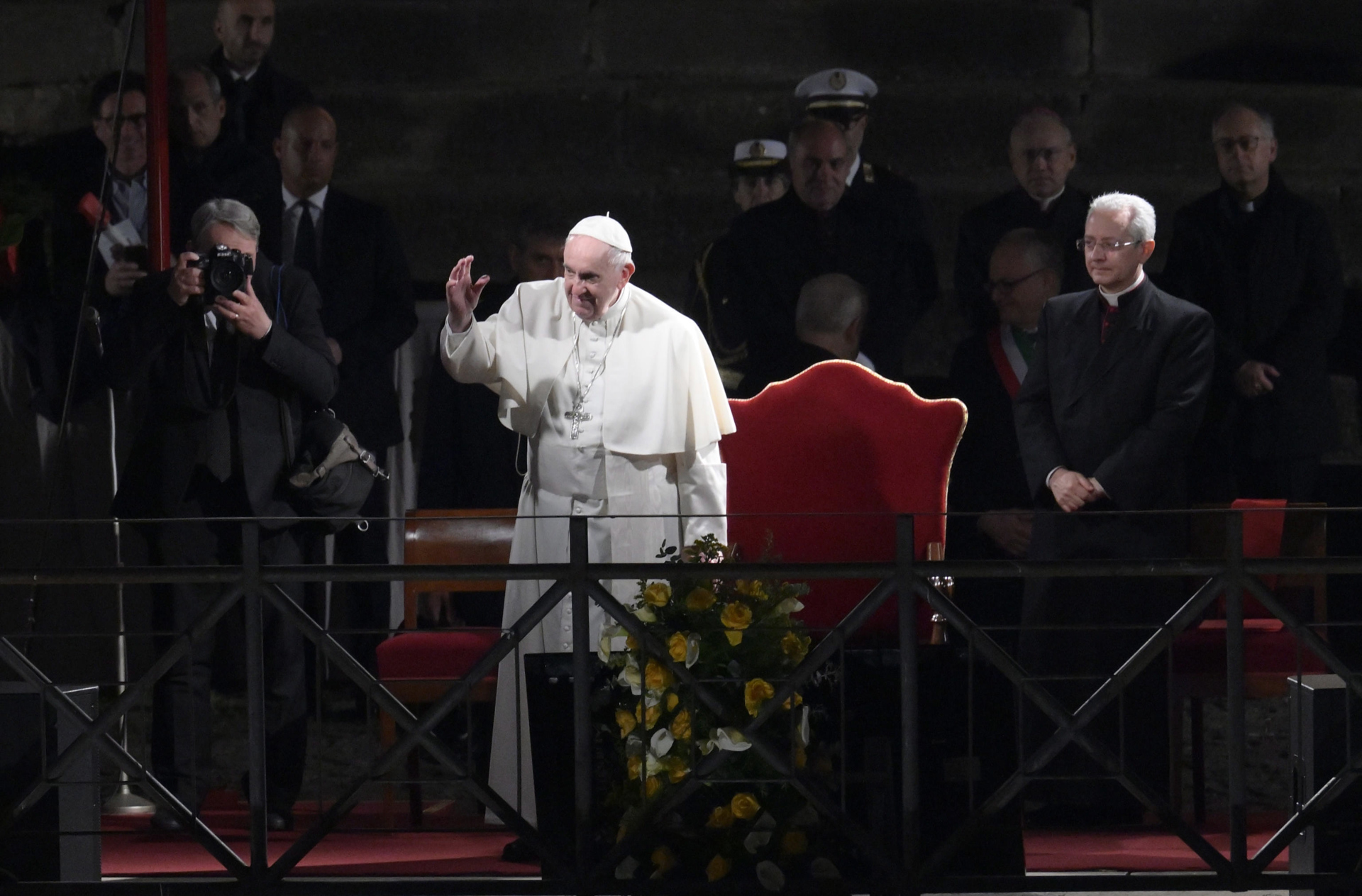 Papa Francisco encabeza el Vía Crucis de Viernes Santo en el Coliseo de Roma Papa Francisco encabeza el Vía Crucis de Viernes Santo en el Coliseo de Roma