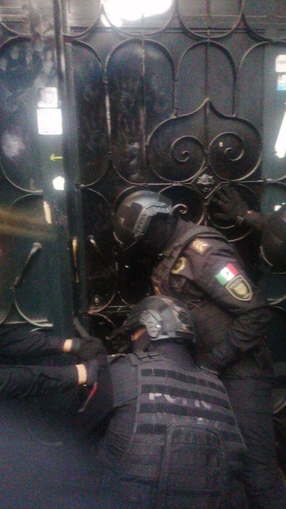 Mujeres detenidas en operativo para recuperar edificio de la CNDH ingresan a Santa Martha Acatitla - policia-de-cdmx-recupera-instalaciones-de-la-cndh-4-576x1024