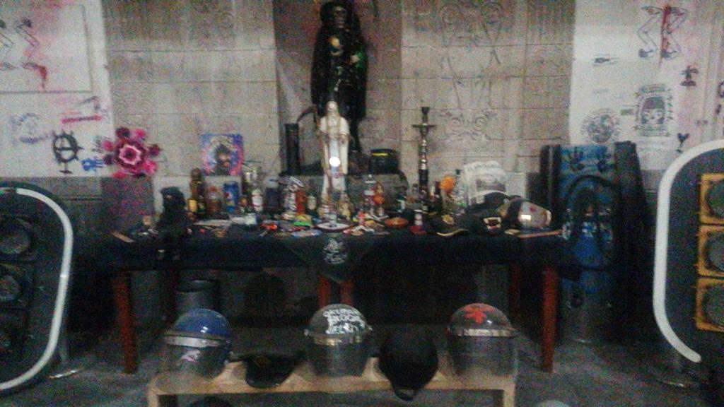 Localizan un altar a la santa muerte dentro de las instalaciones tomadas de la CNDH Localizan un altar a la santa muerte dentro de las instalaciones tomadas de la CNDH