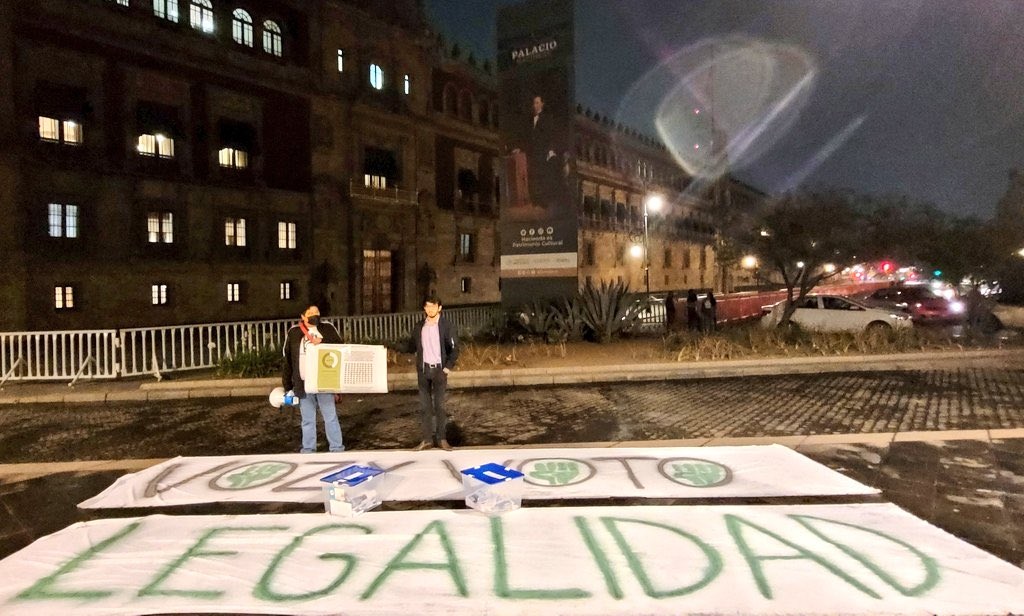 Alumnos del CIDE protestan frente a Palacio Nacional; piden destitución de Romero Tellaeche