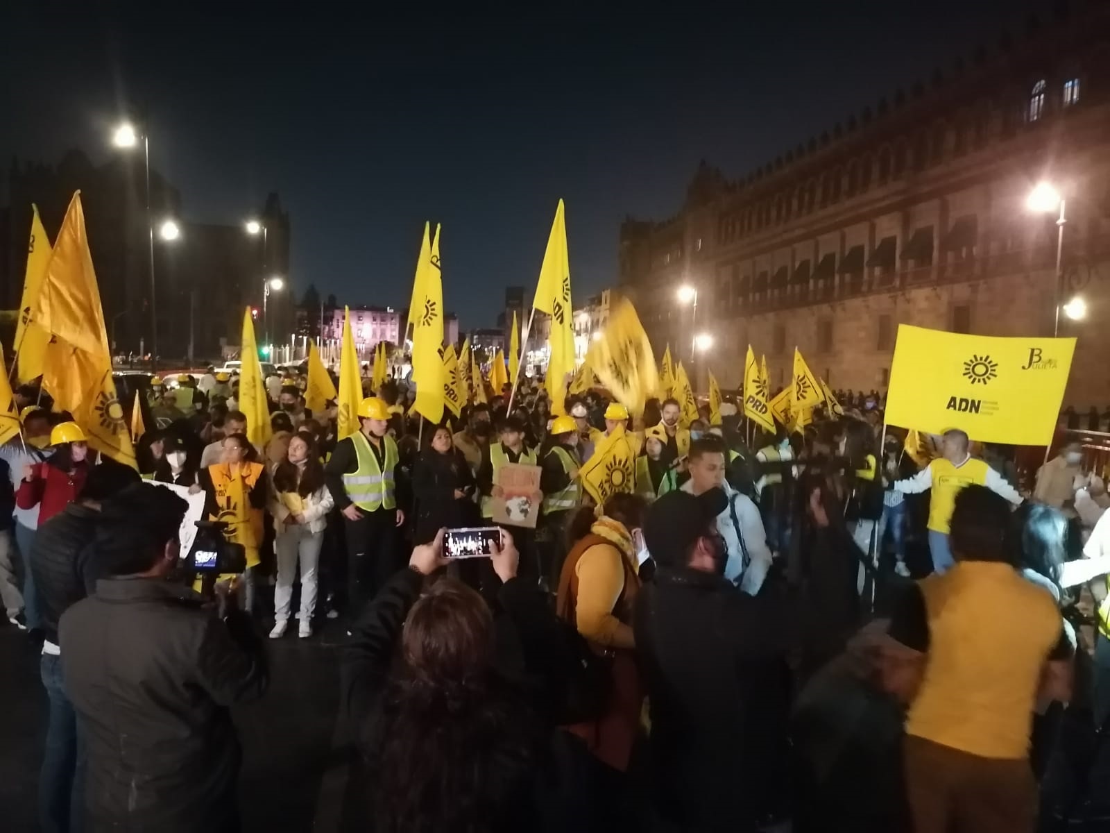 #Video Con incidentes, oposición se manifiesta en Palacio Nacional contra Reforma Eléctrica