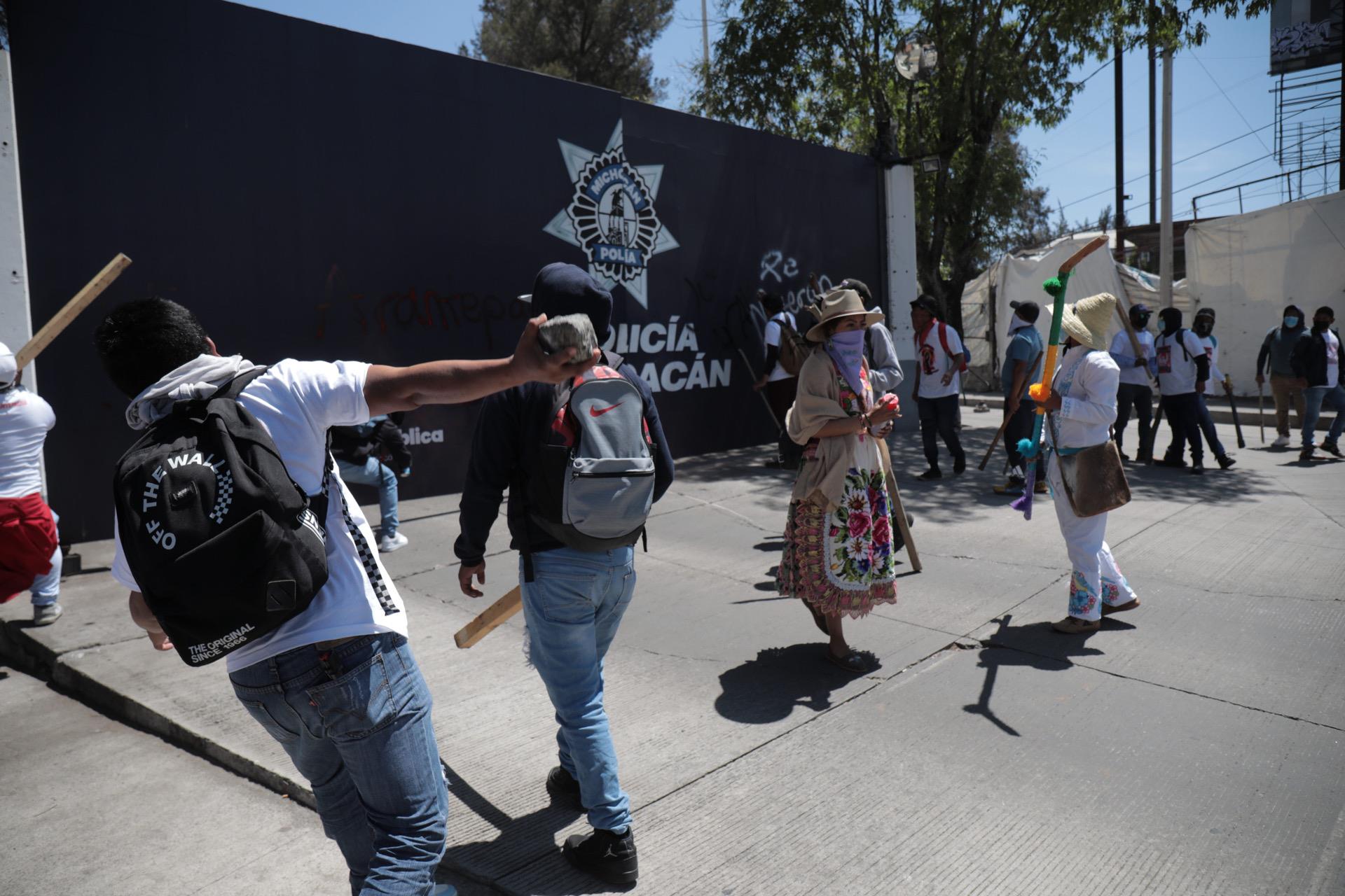 #Video Purépechas destrozan Fiscalía de Michoacán; exigen justicia por crimen de 2017 #Video Purépechas destrozan Fiscalía de Michoacán; exigen justicia por crimen de 2017