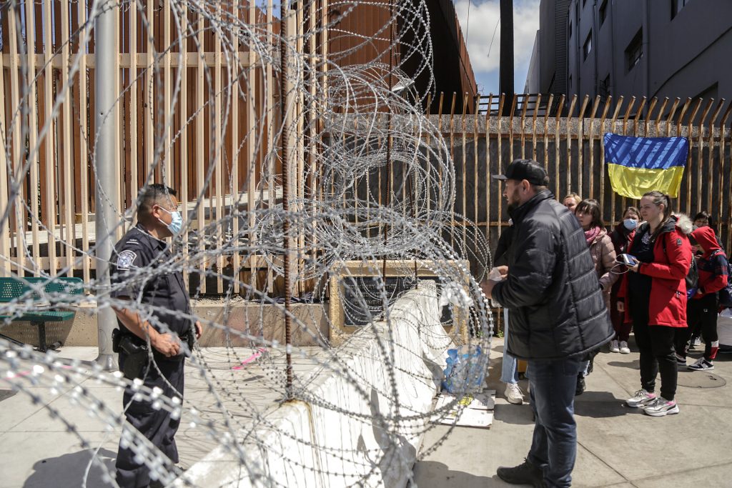Refugiados ucranianos se quedan en un albergue temporal en Tijuana - refugiados-ucranianos-se-quedan-en-un-albergue-temporal-en-tijuana-2-1024x683