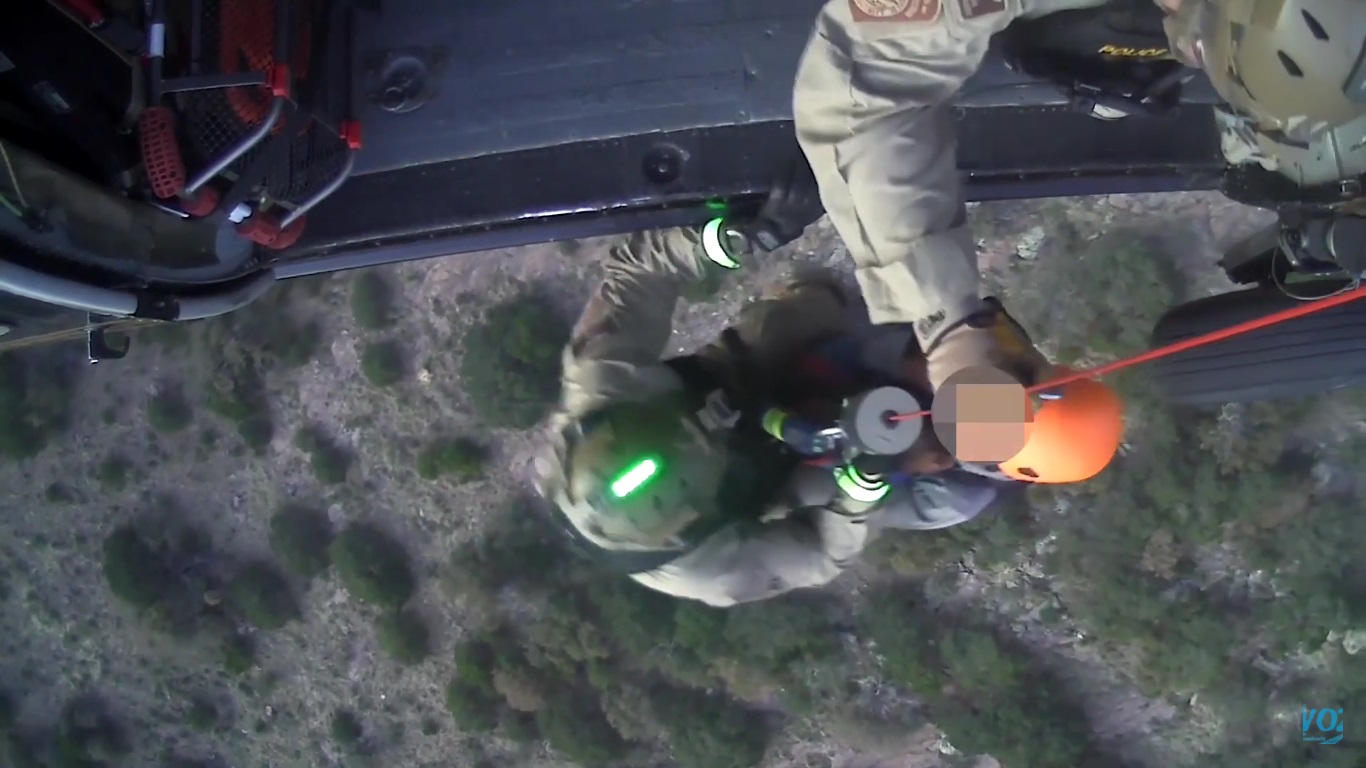 #Video Rescatan con helicóptero a migrantes perdidos en montañas de Arizona #Video Rescatan con helicóptero a migrantes perdidos en montañas de Arizona