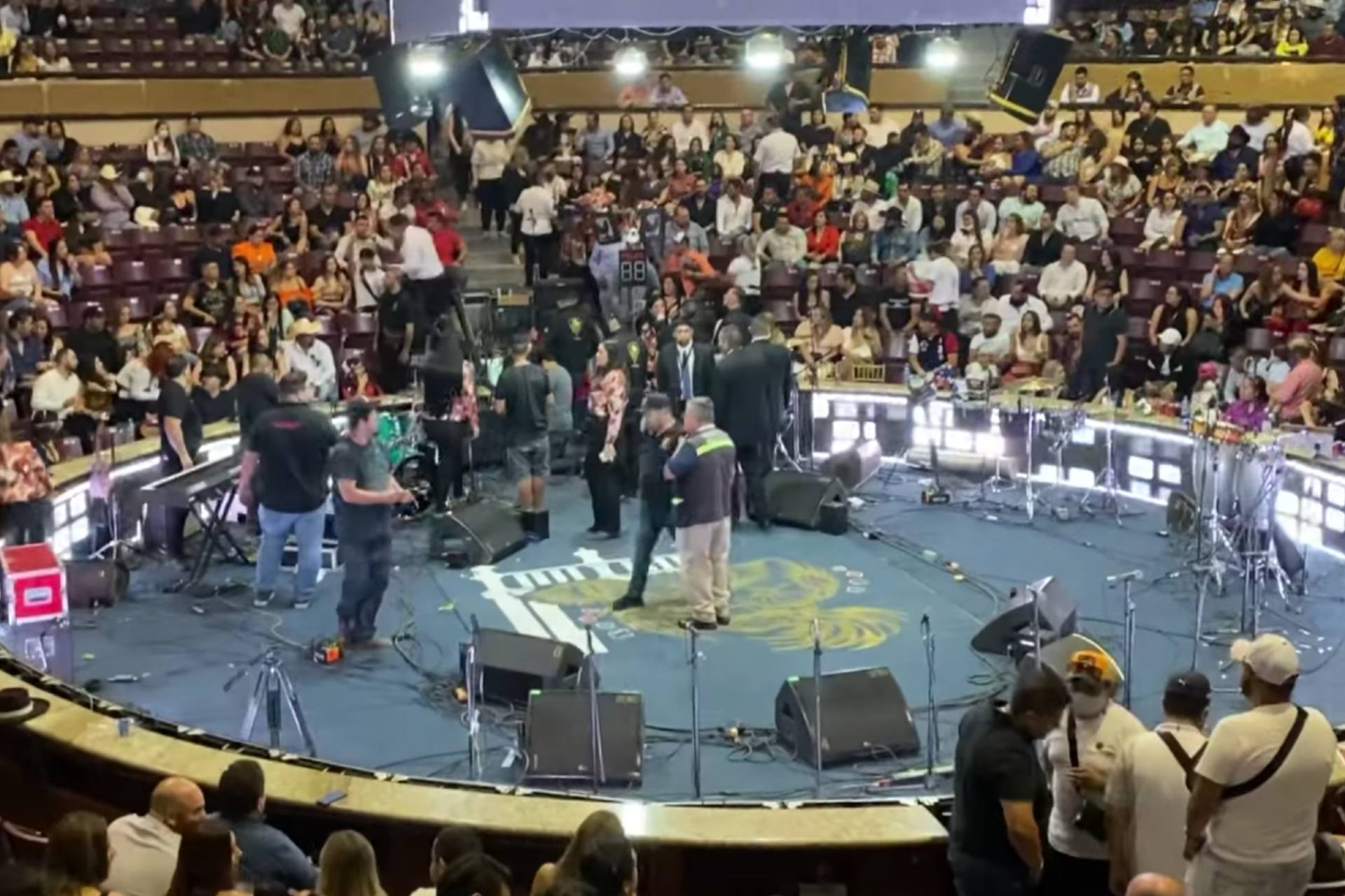 Roban computadora en concierto de Carín León en Aguascalientes Roban computadora en concierto de Carín León en Aguascalientes