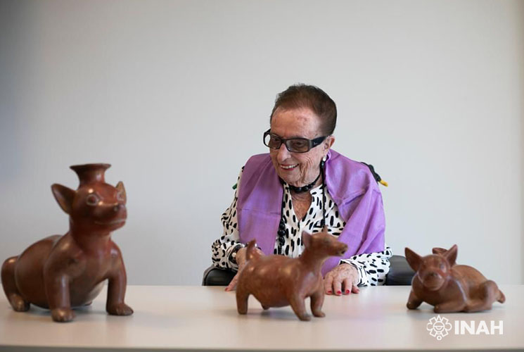 México recupera tres piezas arqueológicas que se subastarían en Bélgica - senora-maria-helena-defever-que-entrego-piezas-arqueologicas-a-mexico