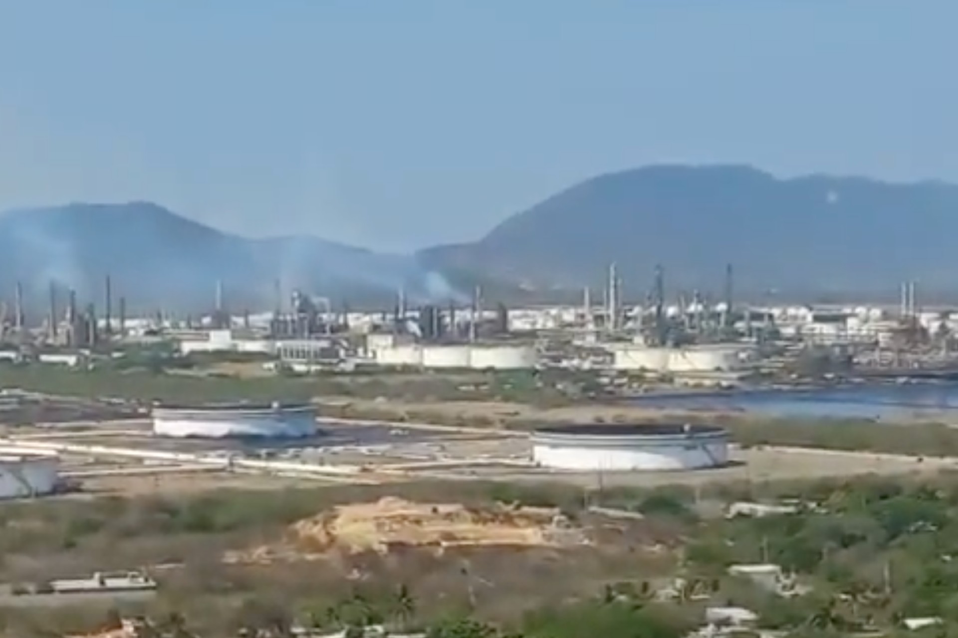 Sofocan incendio en refinería de Salina Cruz, Oaxaca