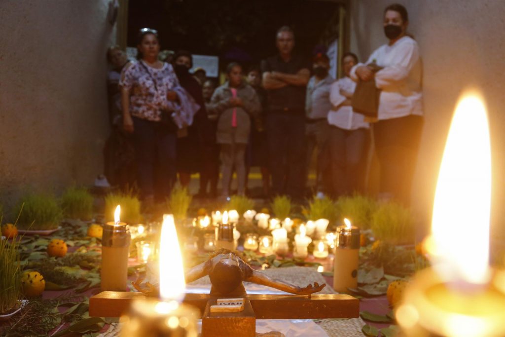 "Velan" imágenes de Cristos antiguos en Jalisco - tendido-cristos-san-miguel-hidalgo-jalisco-4-1024x683
