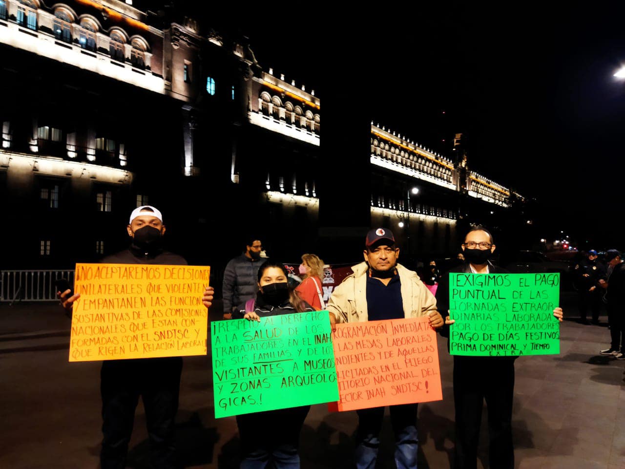 Trabajadores del INAH protestaron afuera de Palacio Nacional