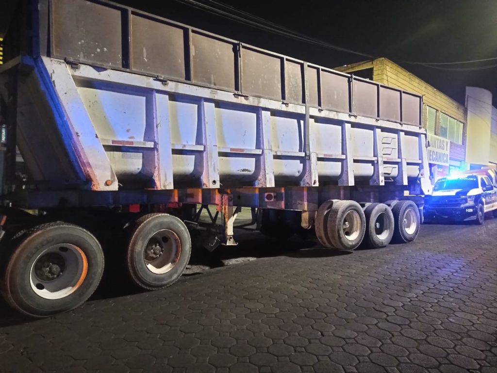 Rescatan en Puebla a 167 migrantes que viajaban hacinados en tractocamión - tractocamion-en-el-que-viajaban-los-migrantes-1024x769