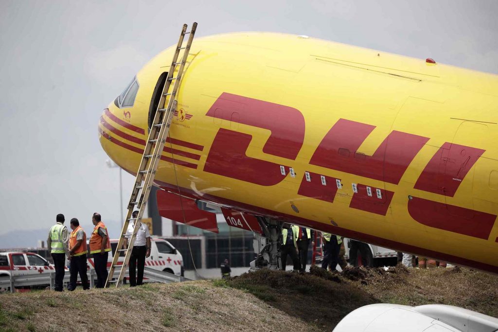Avión de DHL sufre accidente en aeropuerto de Costa Rica y queda partido en dos - un-avion-de-carga-sufre-un-accidente-en-el-aeropuerto-de-costa-rica-1024x683