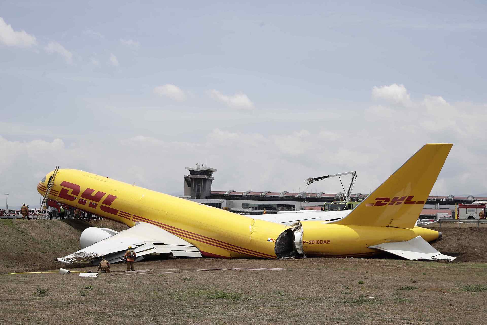 Avión de DHL sufre accidente en aeropuerto de Costa Rica y queda partido en dos