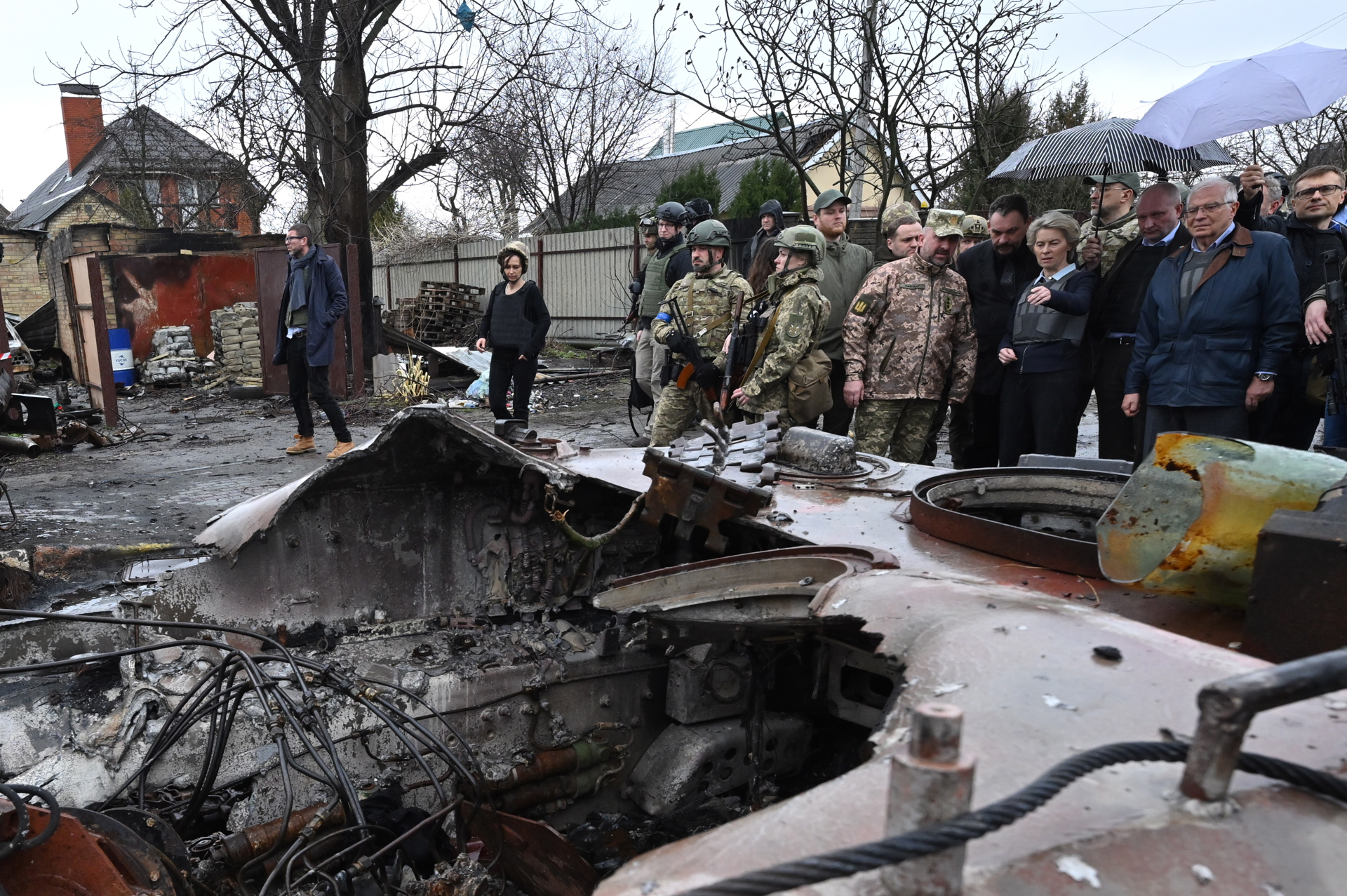 Von der Leyen y Borrell visitan una fosa común en Bucha durante viaje a Kiev
