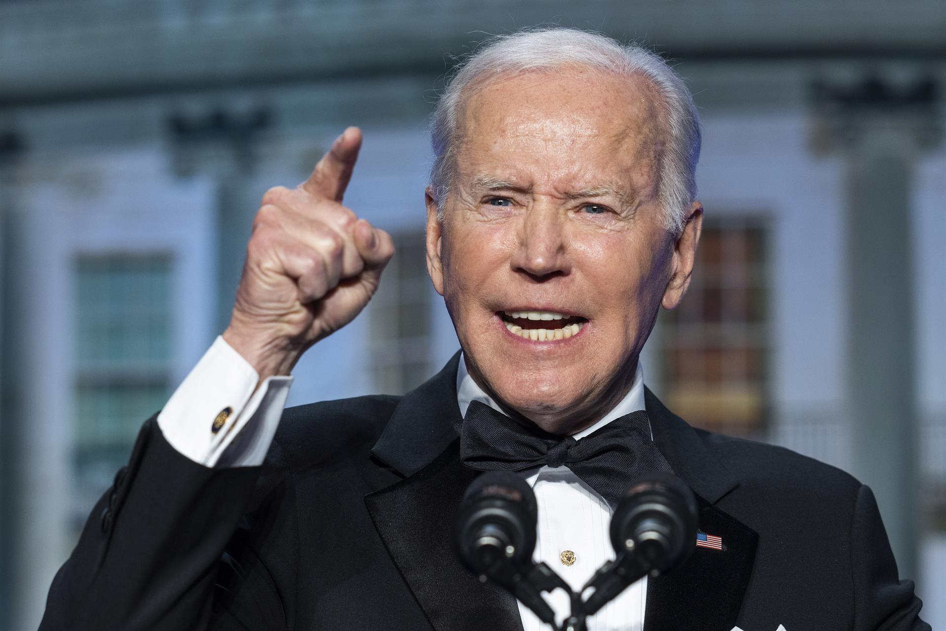 Destaca Biden trabajo de la prensa y advierte de amenazas a la democracia