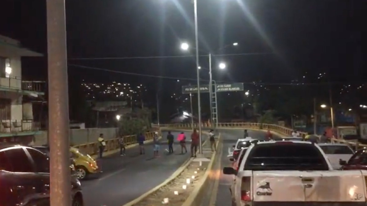 Caos en Acapulco por bloqueos en principales vías
