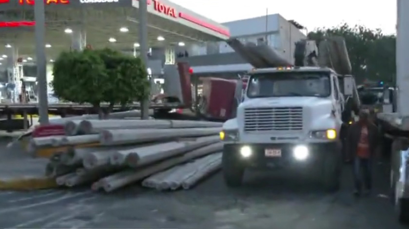 Cierran lateral de Circuito Interior por accidente de tráiler cargado de postes Cierran lateral de Circuito Interior por accidente de tráiler cargado de postes