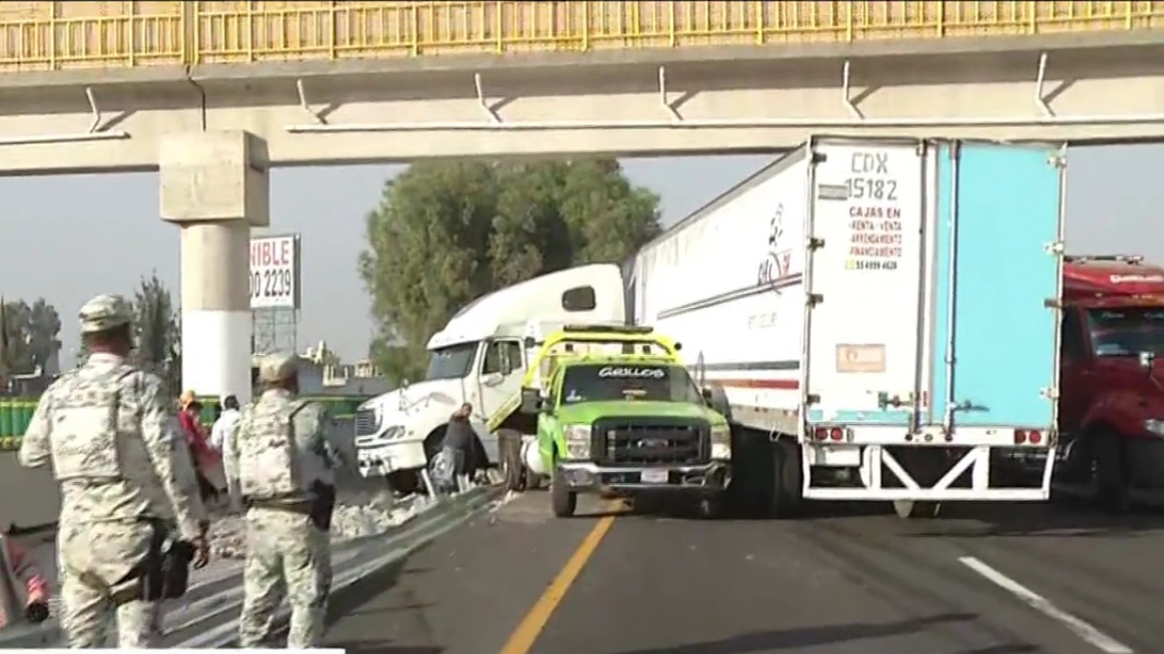 Tráiler se impacta contra muro de contención en la México-Pachuca; reducen carriles hacia CDMX Tráiler se impacta contra muro de contención en la México-Pachuca; reducen carriles hacia CDMX