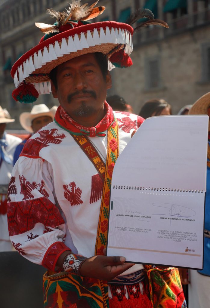 López Obrador promete devolver tierras a comunidad indígena Wixárika - acuerdo-de-la-comunidad-wixarika-con-el-presidente-lopez-obrador-698x1024