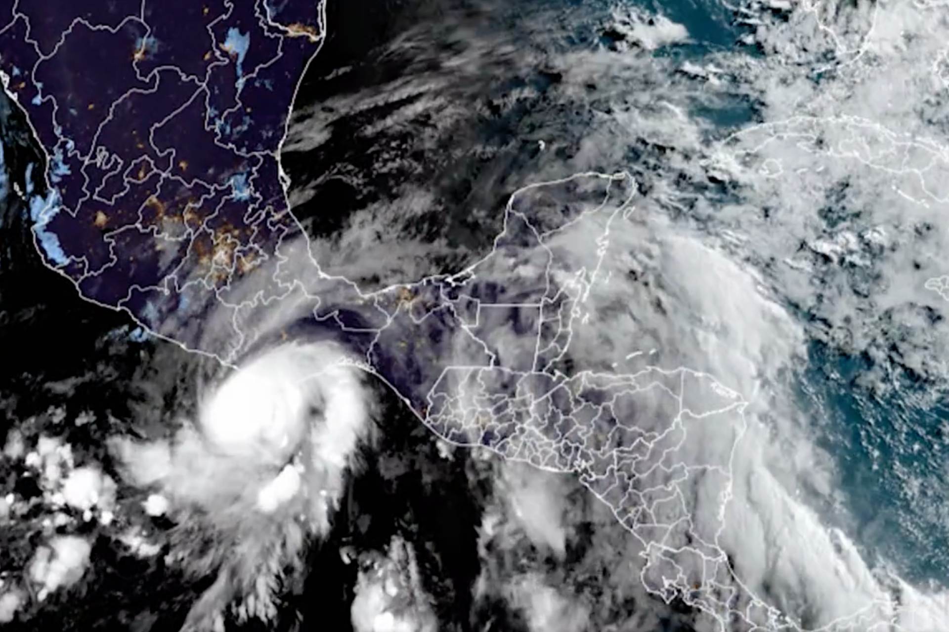 Autoridades alertan en Guatemala sobre aumento de lluvias por huracán Agatha Autoridades alertan en Guatemala sobre aumento de lluvias por huracán Agatha