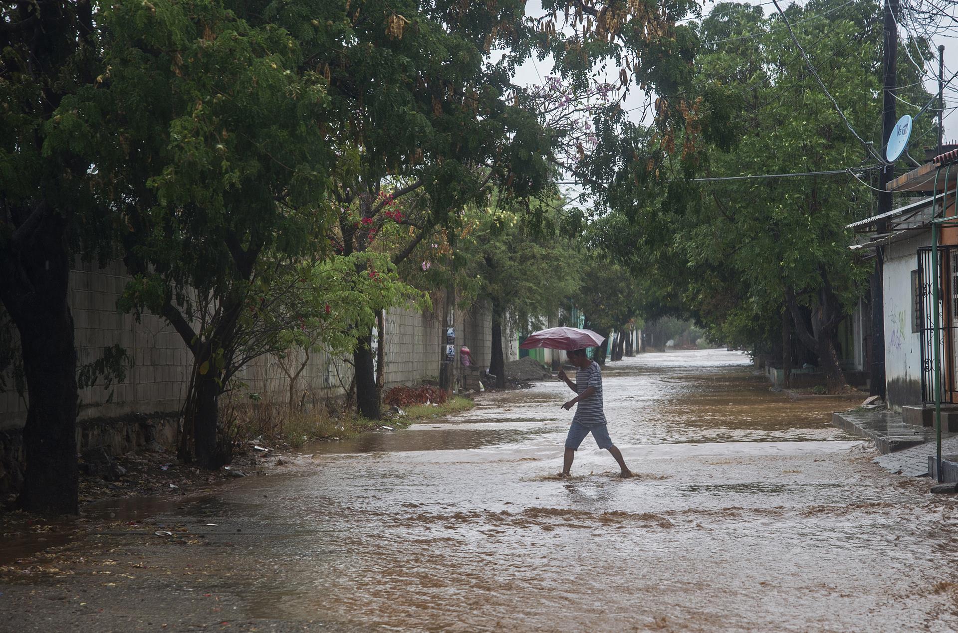 Ágatha se debilita a Baja Presión Remanente entre Oaxaca y Veracruz; se mantiene alerta por lluvias, deslaves e inundaciones Ágatha se debilita a Baja Presión Remanente entre Oaxaca y Veracruz; se mantiene alerta por lluvias, deslaves e inundaciones