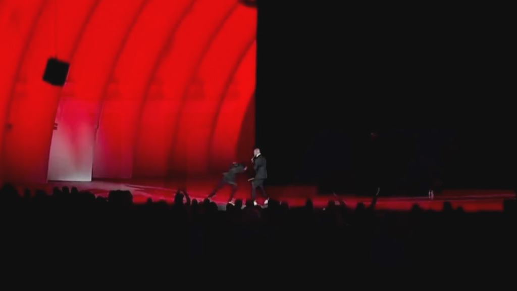 #Video Agreden al cómico Dave Chappelle durante espectáculo de Netflix