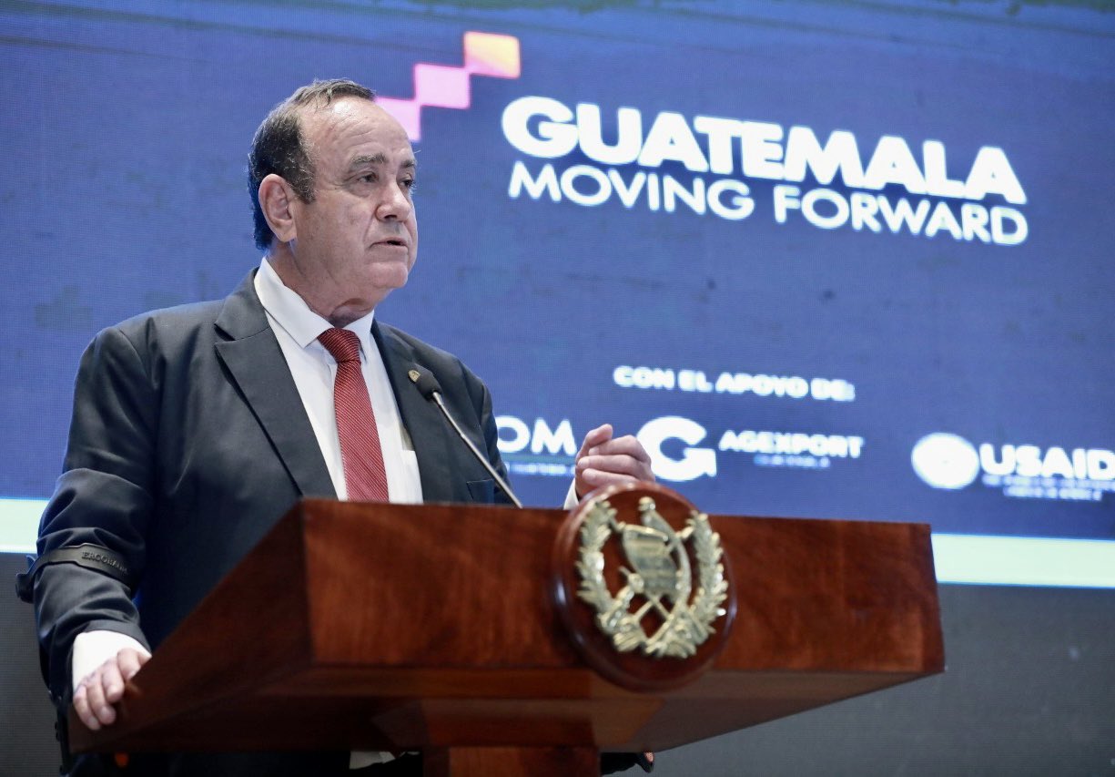 Giammattei acusa a Estados Unidos de querer derrocarlo