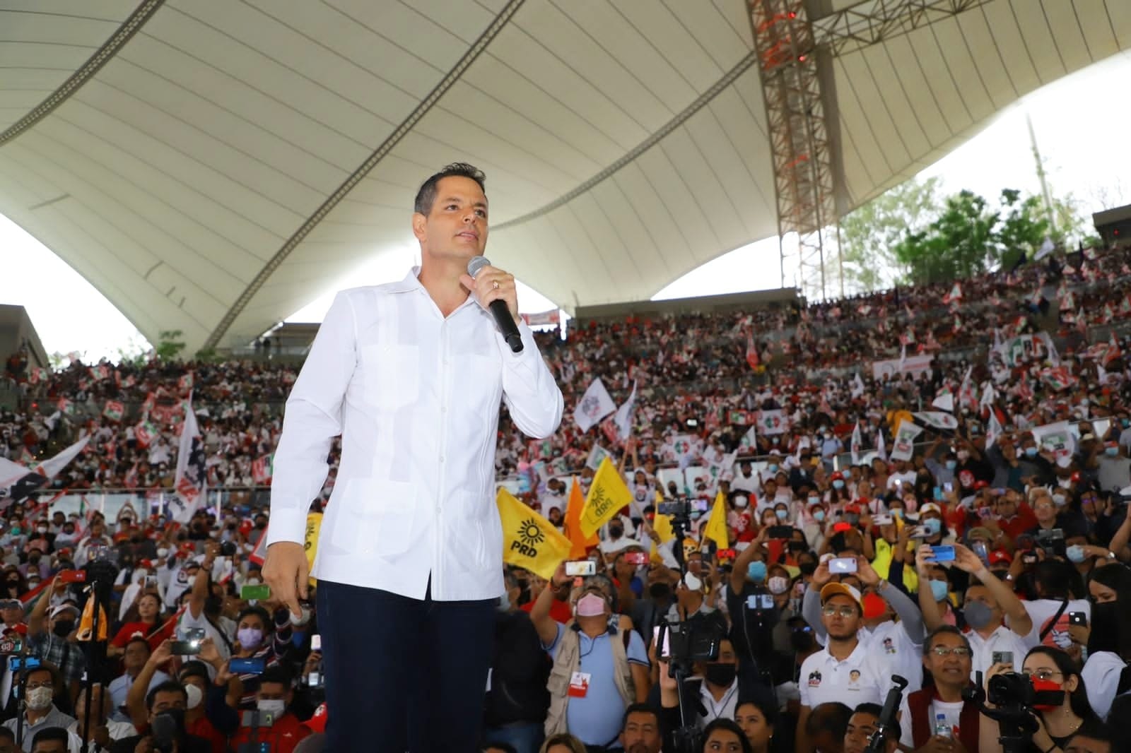 Gritan “¡presidente, presidente!” a Alejandro Murat durante evento en Oaxaca Gritan “¡presidente, presidente!” a Alejandro Murat durante evento en Oaxaca