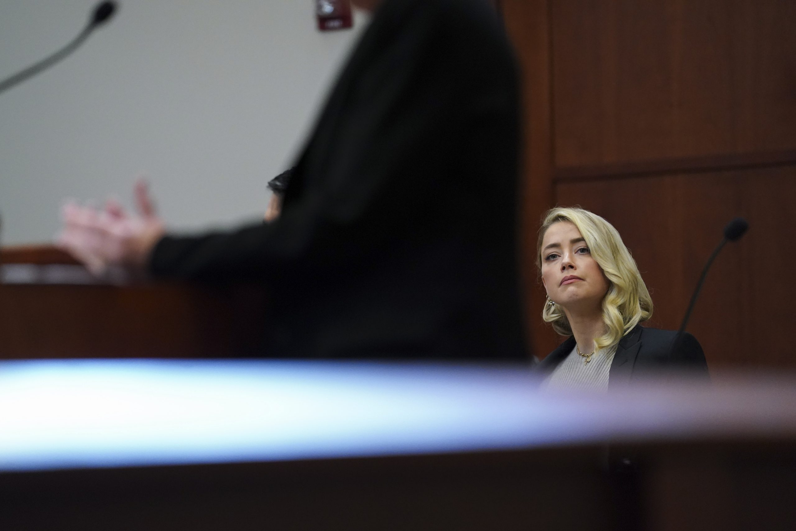 Hermana de Amber Heard asegura que Depp golpeó en la cara a la actriz Hermana de Amber Heard asegura que Depp golpeó en la cara a la actriz